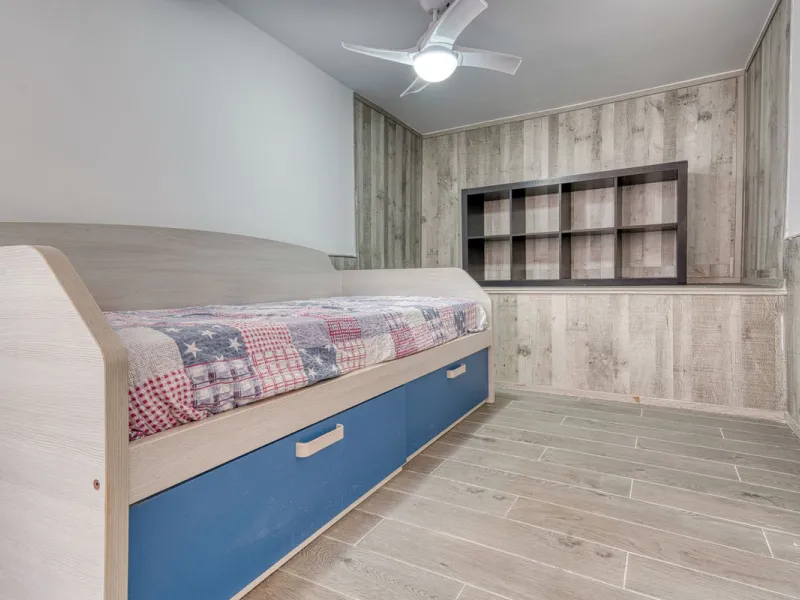 This exceptional detached villa presents a unique renovation opportunity to create a bespoke luxury residence in the beautiful area of Buenas Noches. Set just west of Estepona town and a short walk from the beach, the property combines lifestyle and inves