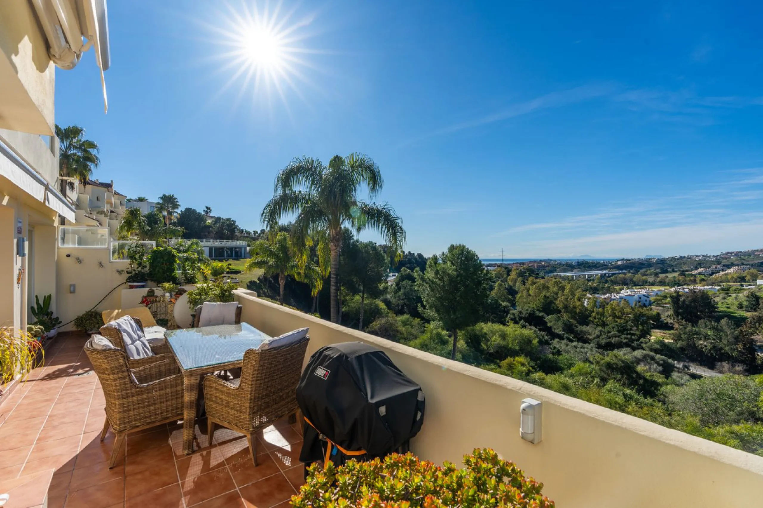 Discover this bright and elegant 3-bedroom, 2-bathroom apartment, located in the sought-after community of Ocean Pines, within Los Arqueros Golf & Country Club/Puerto los Almendras. Situated in a quiet and secure environment, the property enjoys an elevat