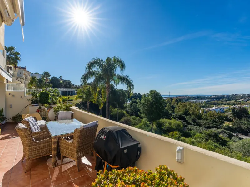 Discover this bright and elegant 3-bedroom, 2-bathroom apartment, located in the sought-after community of Ocean Pines, within Los Arqueros Golf & Country Club/Puerto los Almendras. Situated in a quiet and secure environment, the property enjoys an elevat