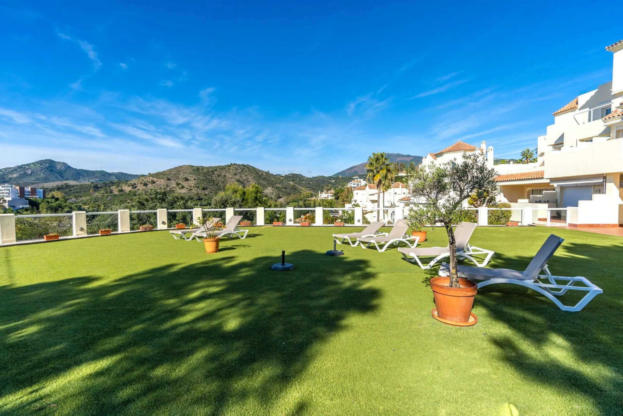Discover this bright and elegant 3-bedroom, 2-bathroom apartment, located in the sought-after community of Ocean Pines, within Los Arqueros Golf & Country Club/Puerto los Almendras. Situated in a quiet and secure environment, the property enjoys an elevat