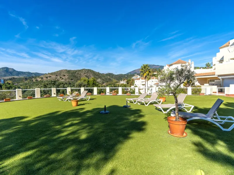 Discover this bright and elegant 3-bedroom, 2-bathroom apartment, located in the sought-after community of Ocean Pines, within Los Arqueros Golf & Country Club/Puerto los Almendras. Situated in a quiet and secure environment, the property enjoys an elevat