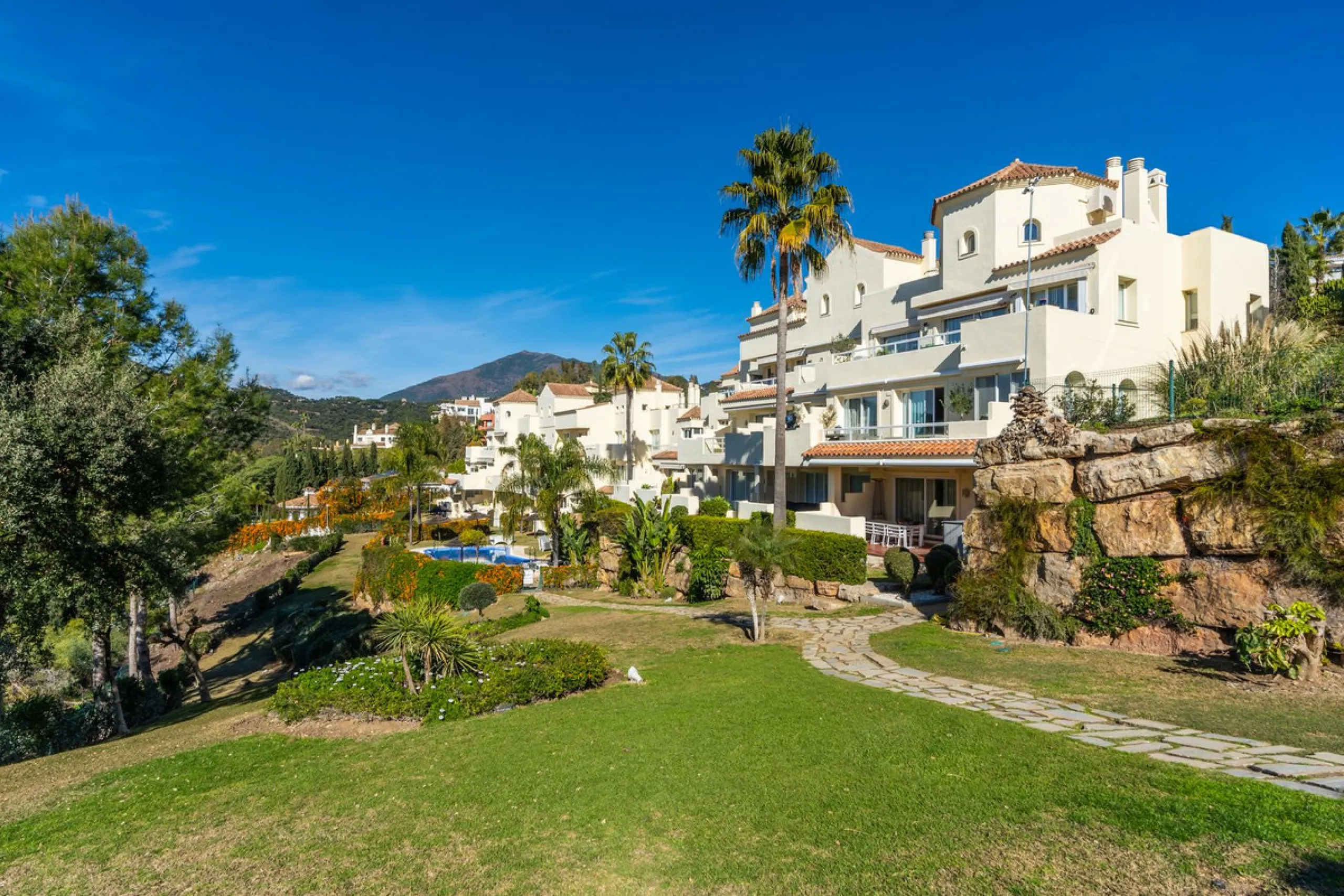 Discover this bright and elegant 3-bedroom, 2-bathroom apartment, located in the sought-after community of Ocean Pines, within Los Arqueros Golf & Country Club/Puerto los Almendras. Situated in a quiet and secure environment, the property enjoys an elevat