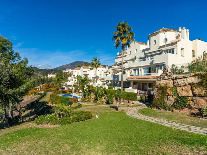 Discover this bright and elegant 3-bedroom, 2-bathroom apartment, located in the sought-after community of Ocean Pines, within Los Arqueros Golf & Country Club/Puerto los Almendras. Situated in a quiet and secure environment, the property enjoys an elevat