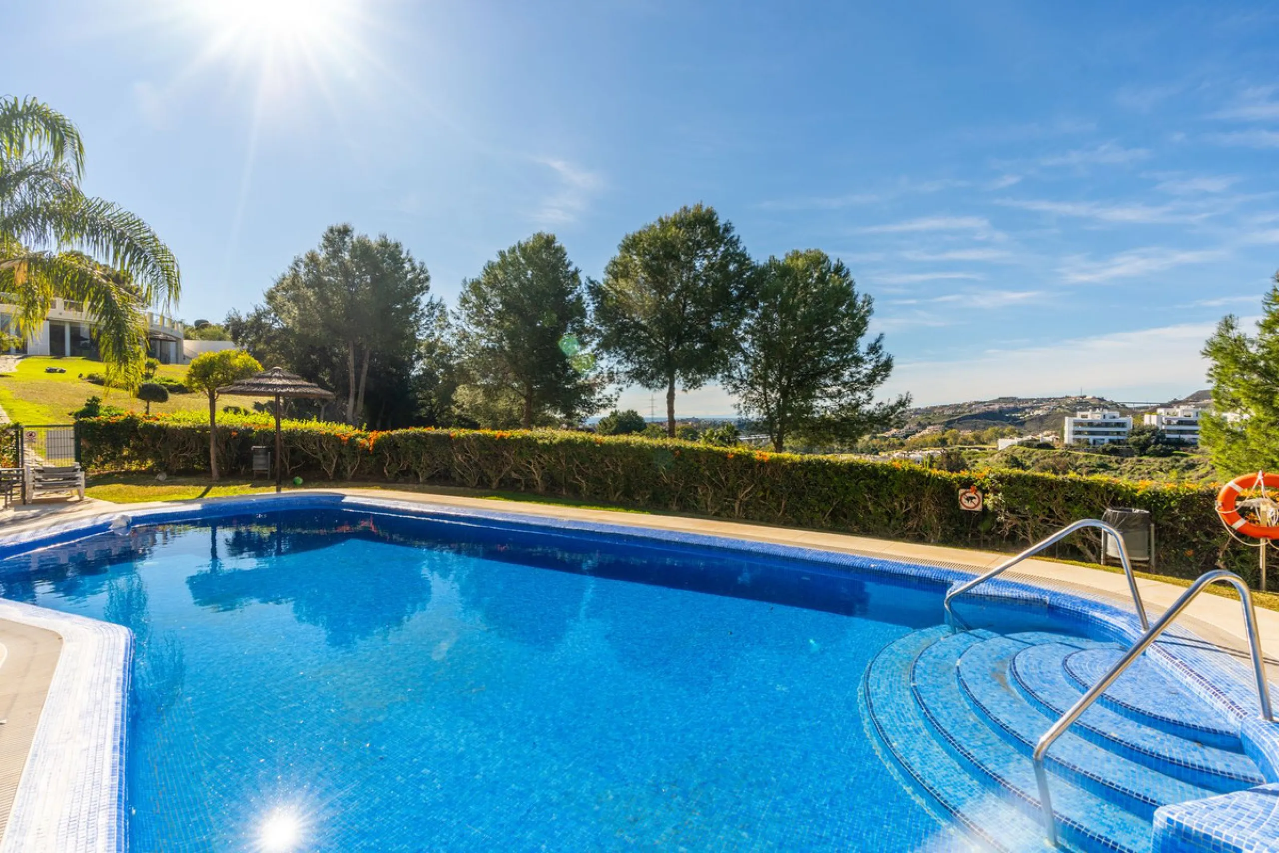 Discover this bright and elegant 3-bedroom, 2-bathroom apartment, located in the sought-after community of Ocean Pines, within Los Arqueros Golf & Country Club/Puerto los Almendras. Situated in a quiet and secure environment, the property enjoys an elevat