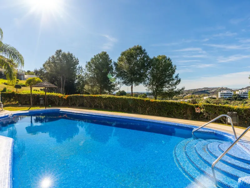 Discover this bright and elegant 3-bedroom, 2-bathroom apartment, located in the sought-after community of Ocean Pines, within Los Arqueros Golf & Country Club/Puerto los Almendras. Situated in a quiet and secure environment, the property enjoys an elevat