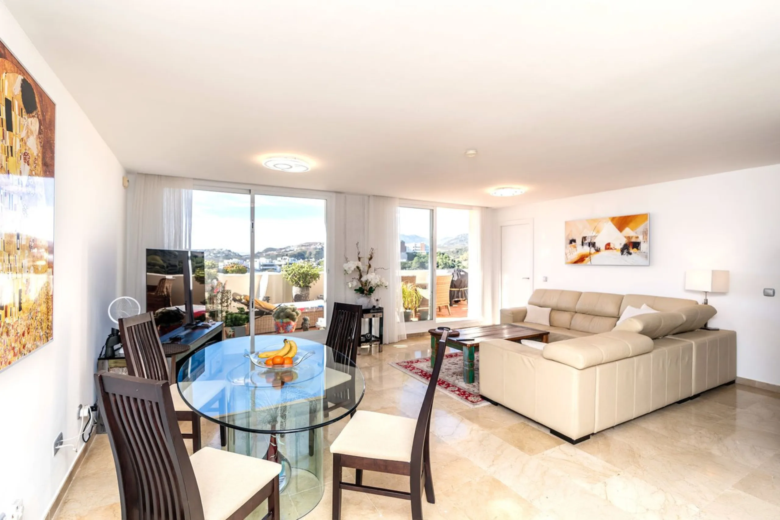 Discover this bright and elegant 3-bedroom, 2-bathroom apartment, located in the sought-after community of Ocean Pines, within Los Arqueros Golf & Country Club/Puerto los Almendras. Situated in a quiet and secure environment, the property enjoys an elevat