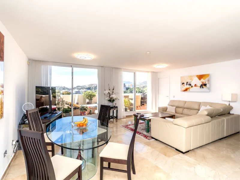 Discover this bright and elegant 3-bedroom, 2-bathroom apartment, located in the sought-after community of Ocean Pines, within Los Arqueros Golf & Country Club/Puerto los Almendras. Situated in a quiet and secure environment, the property enjoys an elevat