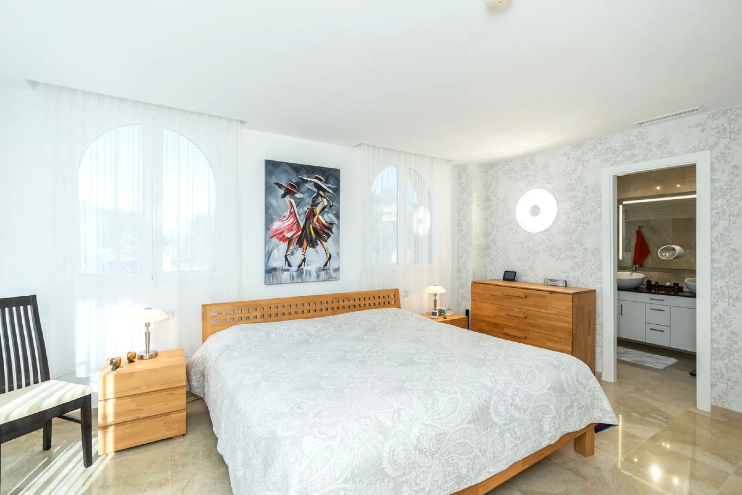 Discover this bright and elegant 3-bedroom, 2-bathroom apartment, located in the sought-after community of Ocean Pines, within Los Arqueros Golf & Country Club/Puerto los Almendras. Situated in a quiet and secure environment, the property enjoys an elevat