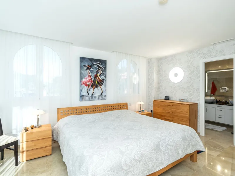 Discover this bright and elegant 3-bedroom, 2-bathroom apartment, located in the sought-after community of Ocean Pines, within Los Arqueros Golf & Country Club/Puerto los Almendras. Situated in a quiet and secure environment, the property enjoys an elevat