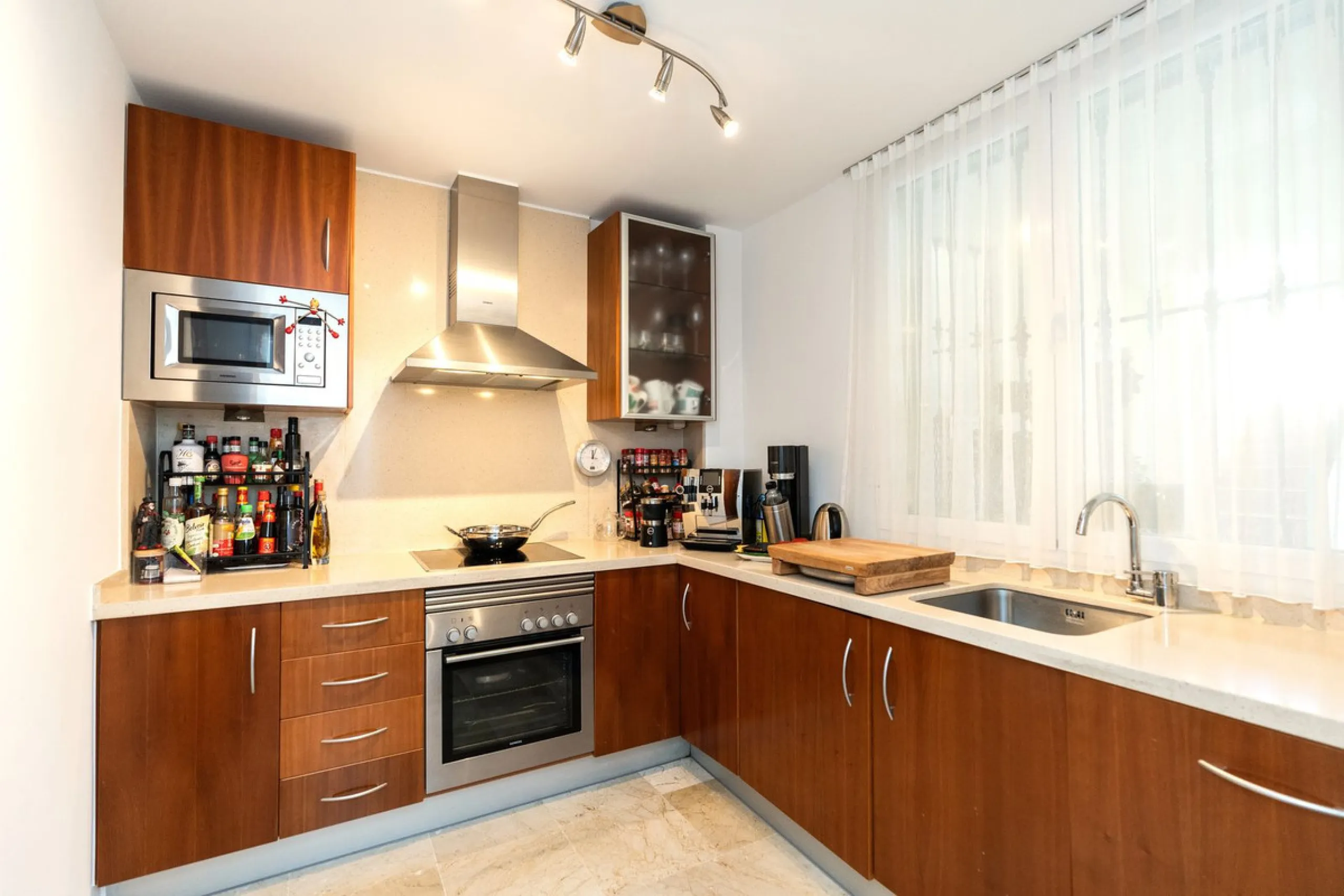 Discover this bright and elegant 3-bedroom, 2-bathroom apartment, located in the sought-after community of Ocean Pines, within Los Arqueros Golf & Country Club/Puerto los Almendras. Situated in a quiet and secure environment, the property enjoys an elevat