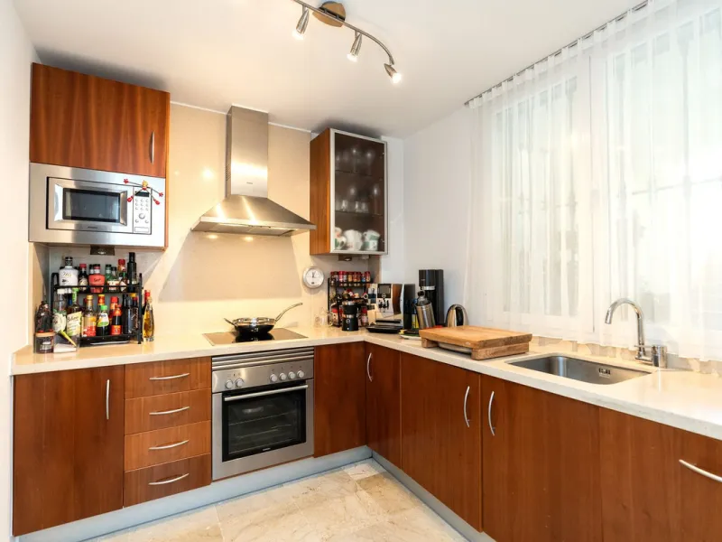 Discover this bright and elegant 3-bedroom, 2-bathroom apartment, located in the sought-after community of Ocean Pines, within Los Arqueros Golf & Country Club/Puerto los Almendras. Situated in a quiet and secure environment, the property enjoys an elevat