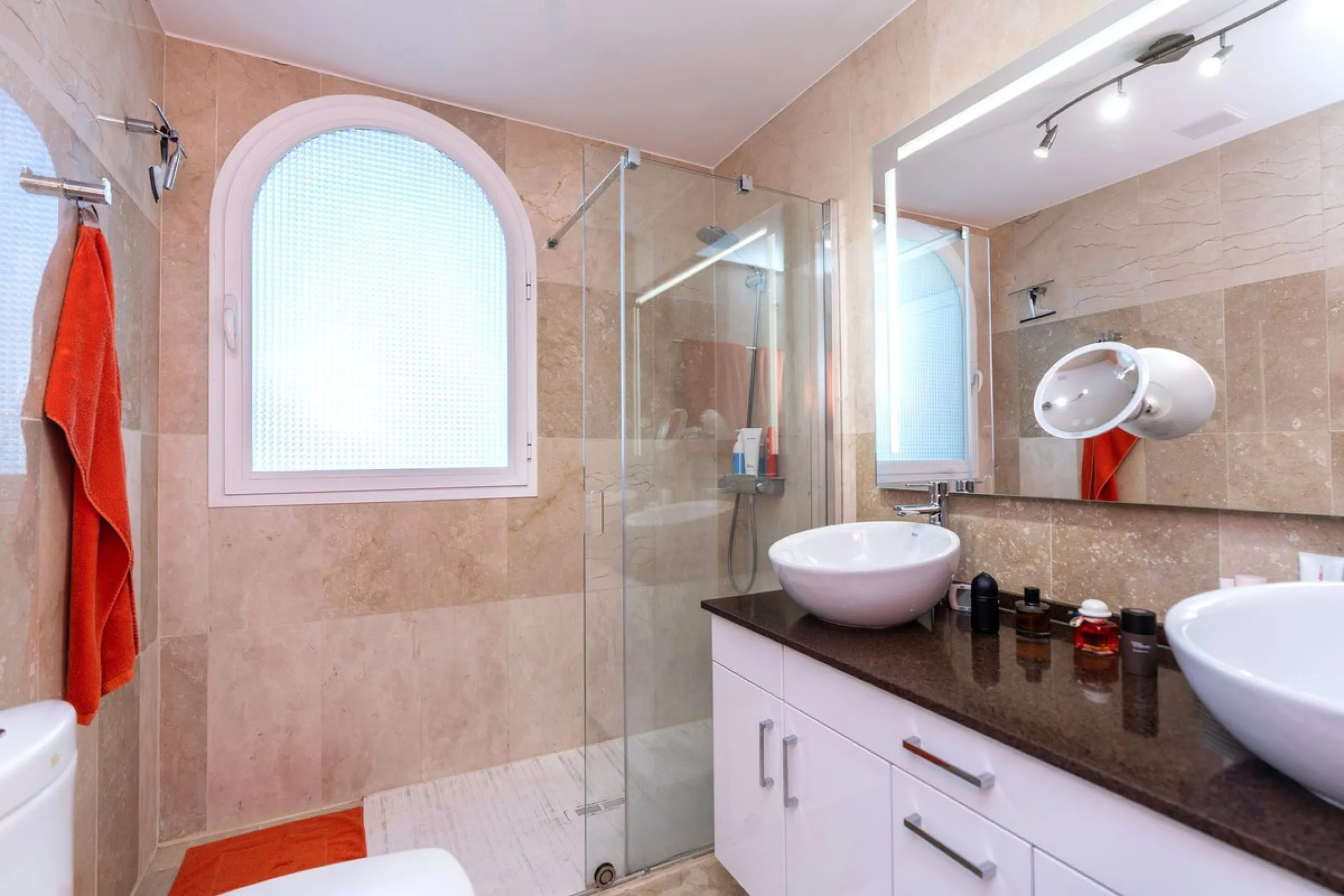 Discover this bright and elegant 3-bedroom, 2-bathroom apartment, located in the sought-after community of Ocean Pines, within Los Arqueros Golf & Country Club/Puerto los Almendras. Situated in a quiet and secure environment, the property enjoys an elevat