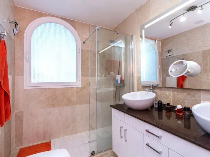Discover this bright and elegant 3-bedroom, 2-bathroom apartment, located in the sought-after community of Ocean Pines, within Los Arqueros Golf & Country Club/Puerto los Almendras. Situated in a quiet and secure environment, the property enjoys an elevat