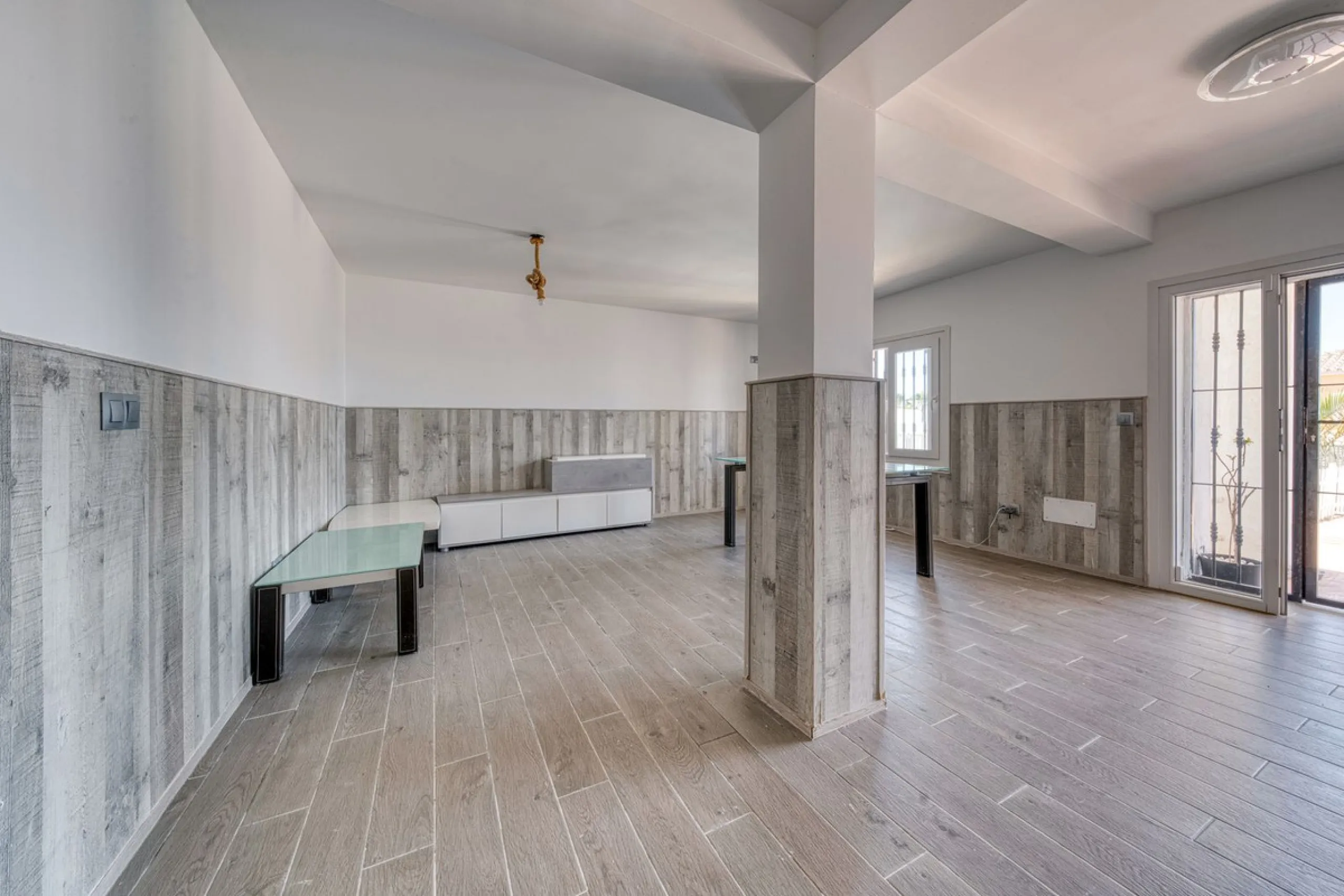 This exceptional detached villa presents a unique renovation opportunity to create a bespoke luxury residence in the beautiful area of Buenas Noches. Set just west of Estepona town and a short walk from the beach, the property combines lifestyle and inves