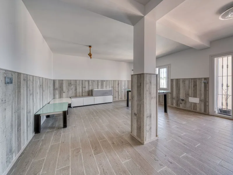 This exceptional detached villa presents a unique renovation opportunity to create a bespoke luxury residence in the beautiful area of Buenas Noches. Set just west of Estepona town and a short walk from the beach, the property combines lifestyle and inves