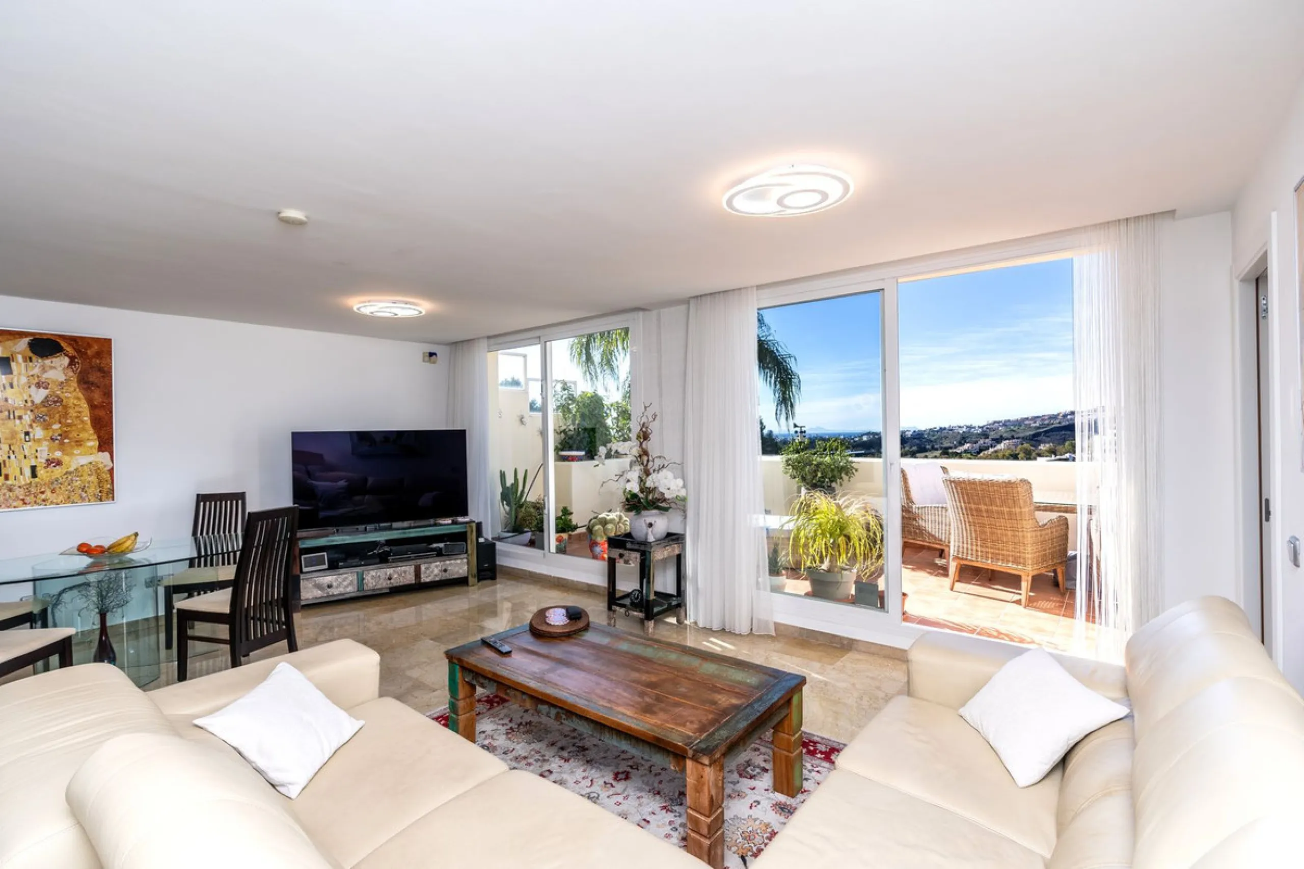 Discover this bright and elegant 3-bedroom, 2-bathroom apartment, located in the sought-after community of Ocean Pines, within Los Arqueros Golf & Country Club/Puerto los Almendras. Situated in a quiet and secure environment, the property enjoys an elevat