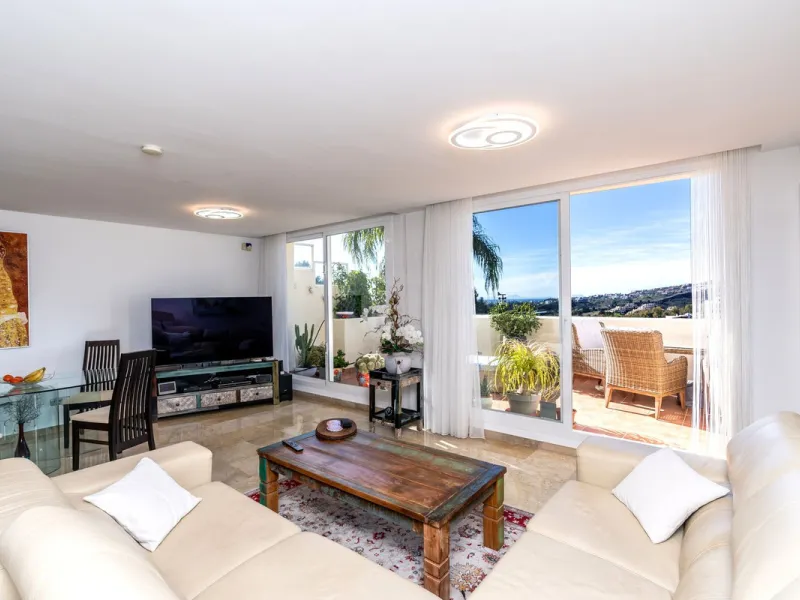 Discover this bright and elegant 3-bedroom, 2-bathroom apartment, located in the sought-after community of Ocean Pines, within Los Arqueros Golf & Country Club/Puerto los Almendras. Situated in a quiet and secure environment, the property enjoys an elevat