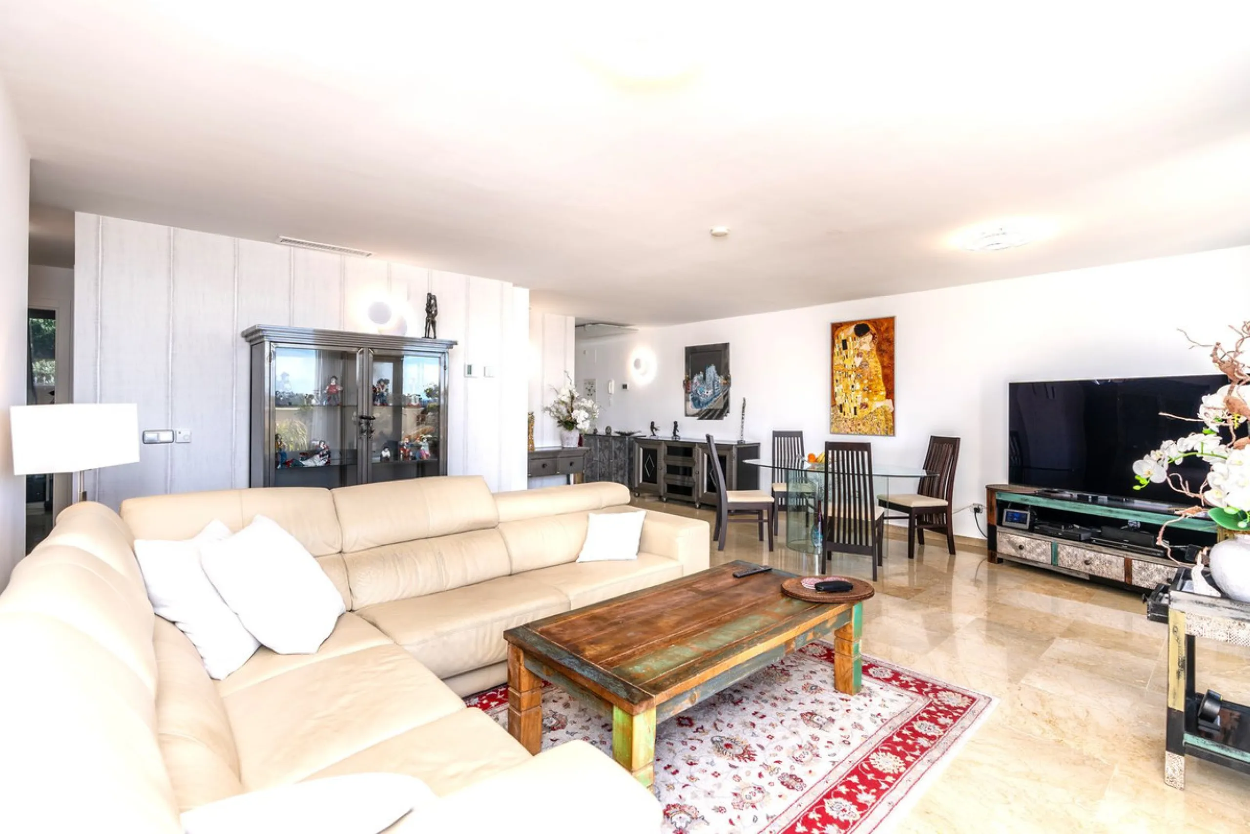 Discover this bright and elegant 3-bedroom, 2-bathroom apartment, located in the sought-after community of Ocean Pines, within Los Arqueros Golf & Country Club/Puerto los Almendras. Situated in a quiet and secure environment, the property enjoys an elevat