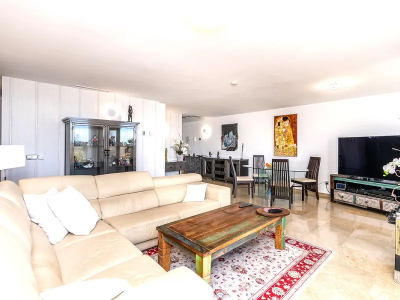 Discover this bright and elegant 3-bedroom, 2-bathroom apartment, located in the sought-after community of Ocean Pines, within Los Arqueros Golf & Country Club/Puerto los Almendras. Situated in a quiet and secure environment, the property enjoys an elevat