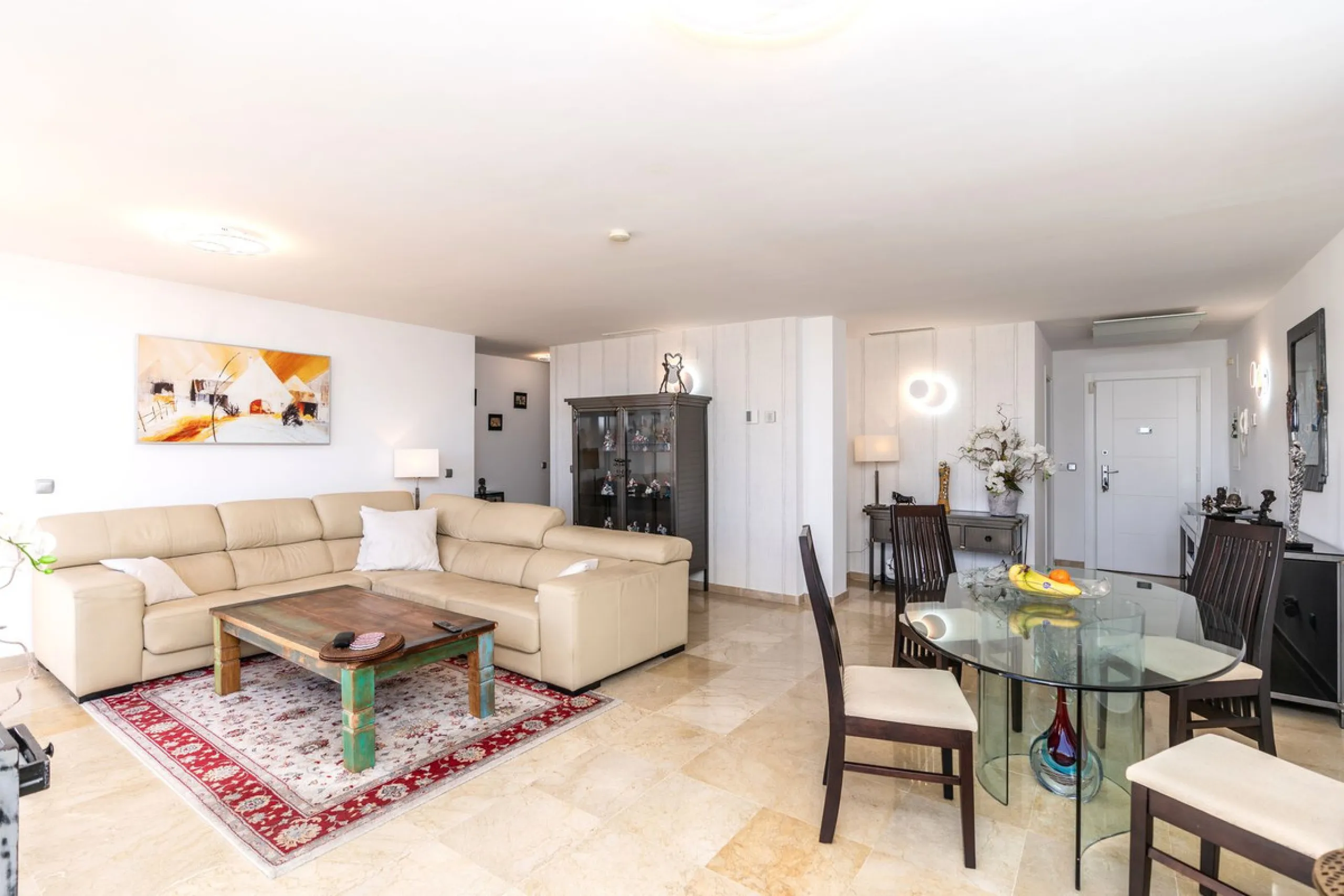 Discover this bright and elegant 3-bedroom, 2-bathroom apartment, located in the sought-after community of Ocean Pines, within Los Arqueros Golf & Country Club/Puerto los Almendras. Situated in a quiet and secure environment, the property enjoys an elevat