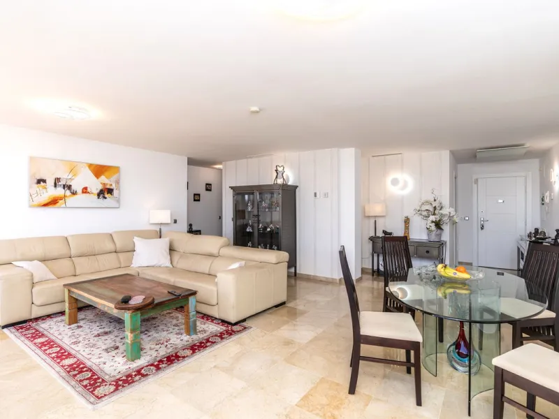 Discover this bright and elegant 3-bedroom, 2-bathroom apartment, located in the sought-after community of Ocean Pines, within Los Arqueros Golf & Country Club/Puerto los Almendras. Situated in a quiet and secure environment, the property enjoys an elevat