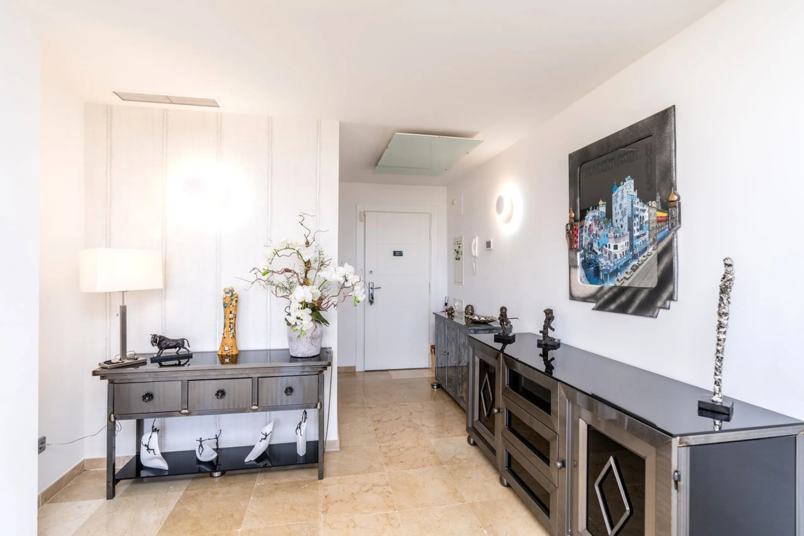 Discover this bright and elegant 3-bedroom, 2-bathroom apartment, located in the sought-after community of Ocean Pines, within Los Arqueros Golf & Country Club/Puerto los Almendras. Situated in a quiet and secure environment, the property enjoys an elevat