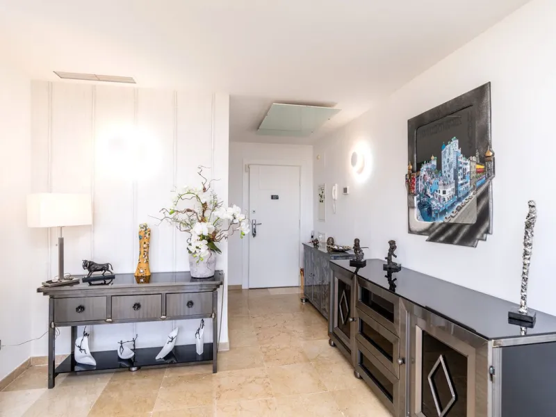 Discover this bright and elegant 3-bedroom, 2-bathroom apartment, located in the sought-after community of Ocean Pines, within Los Arqueros Golf & Country Club/Puerto los Almendras. Situated in a quiet and secure environment, the property enjoys an elevat