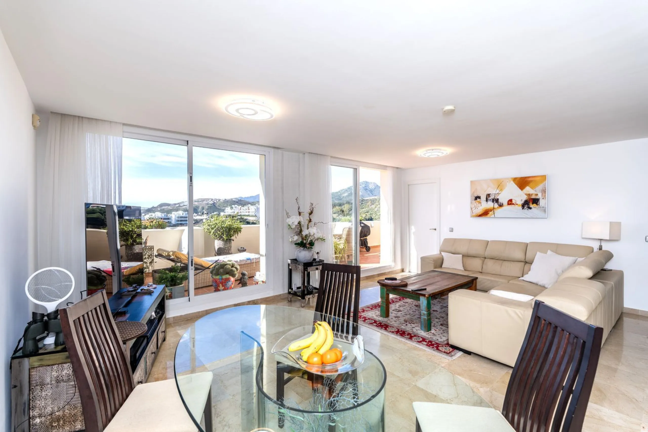 Discover this bright and elegant 3-bedroom, 2-bathroom apartment, located in the sought-after community of Ocean Pines, within Los Arqueros Golf & Country Club/Puerto los Almendras. Situated in a quiet and secure environment, the property enjoys an elevat