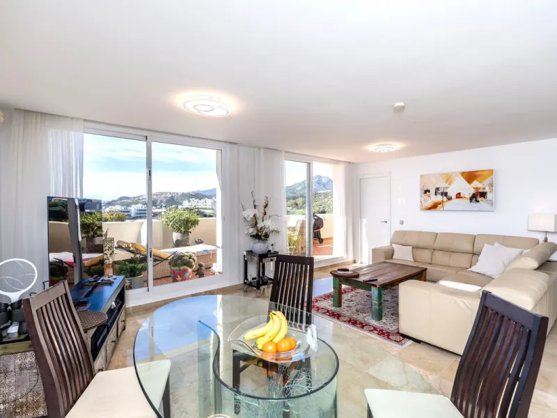 Discover this bright and elegant 3-bedroom, 2-bathroom apartment, located in the sought-after community of Ocean Pines, within Los Arqueros Golf & Country Club/Puerto los Almendras. Situated in a quiet and secure environment, the property enjoys an elevat