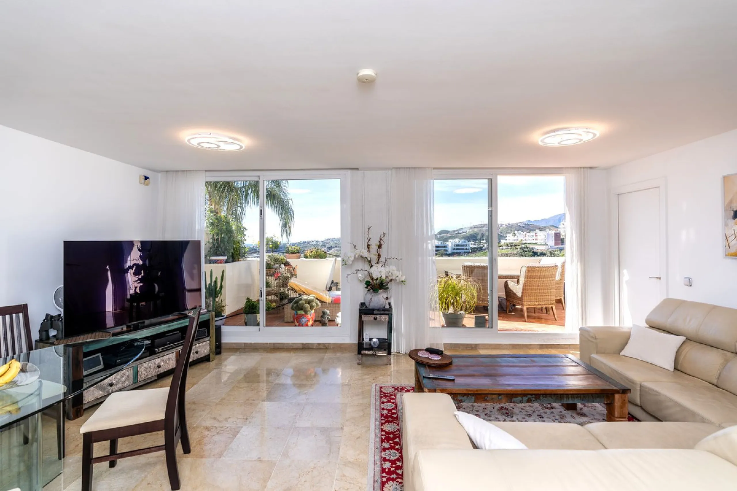 Discover this bright and elegant 3-bedroom, 2-bathroom apartment, located in the sought-after community of Ocean Pines, within Los Arqueros Golf & Country Club/Puerto los Almendras. Situated in a quiet and secure environment, the property enjoys an elevat