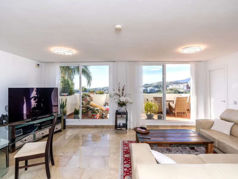 Discover this bright and elegant 3-bedroom, 2-bathroom apartment, located in the sought-after community of Ocean Pines, within Los Arqueros Golf & Country Club/Puerto los Almendras. Situated in a quiet and secure environment, the property enjoys an elevat
