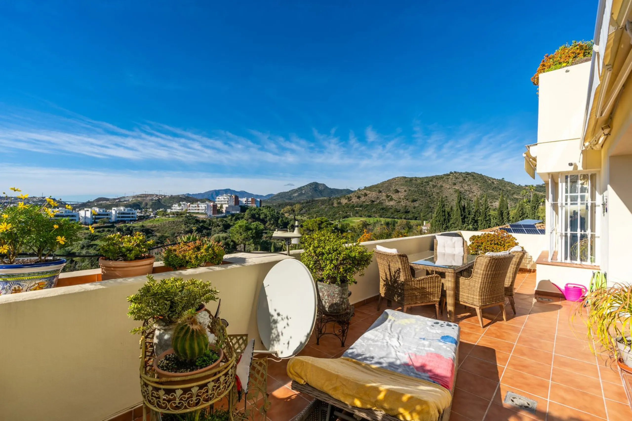 Discover this bright and elegant 3-bedroom, 2-bathroom apartment, located in the sought-after community of Ocean Pines, within Los Arqueros Golf & Country Club/Puerto los Almendras. Situated in a quiet and secure environment, the property enjoys an elevat