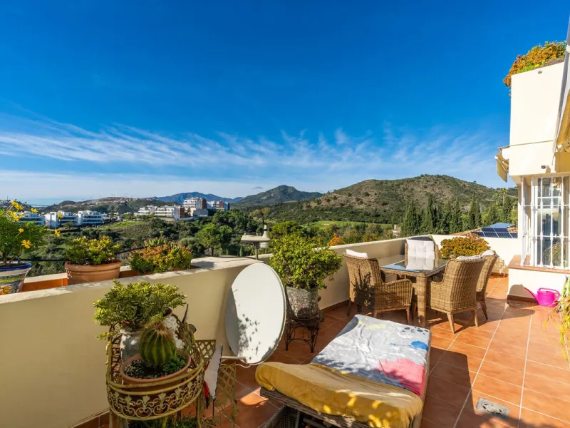 Discover this bright and elegant 3-bedroom, 2-bathroom apartment, located in the sought-after community of Ocean Pines, within Los Arqueros Golf & Country Club/Puerto los Almendras. Situated in a quiet and secure environment, the property enjoys an elevat