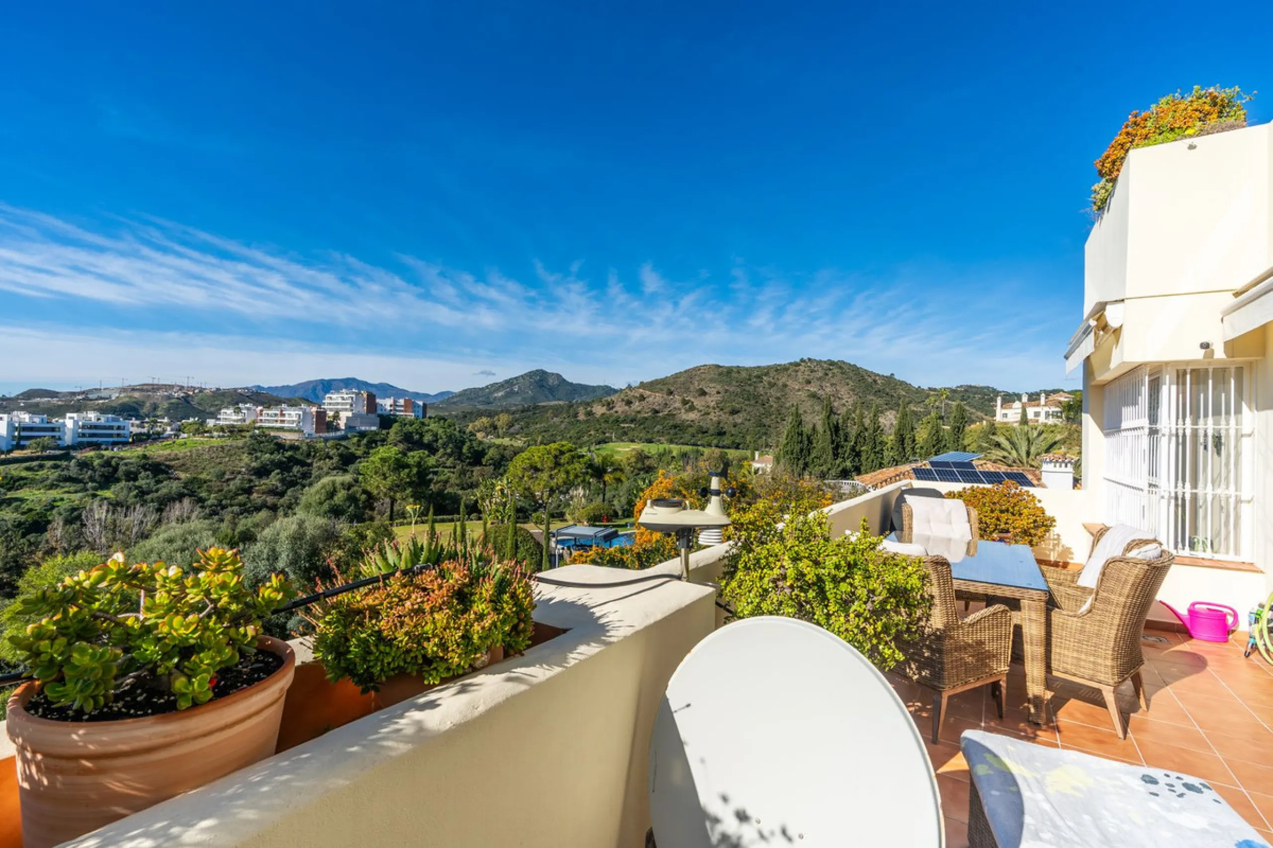 Discover this bright and elegant 3-bedroom, 2-bathroom apartment, located in the sought-after community of Ocean Pines, within Los Arqueros Golf & Country Club/Puerto los Almendras. Situated in a quiet and secure environment, the property enjoys an elevat