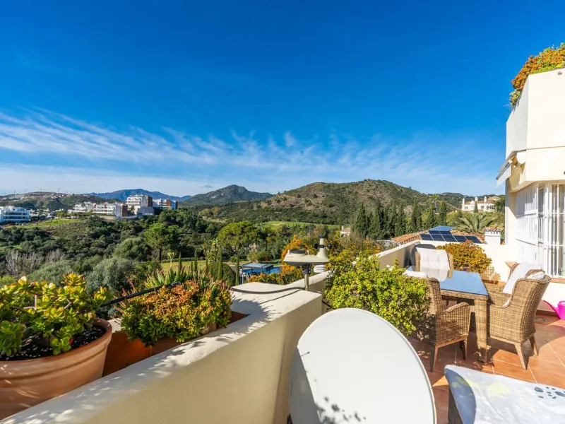 Discover this bright and elegant 3-bedroom, 2-bathroom apartment, located in the sought-after community of Ocean Pines, within Los Arqueros Golf & Country Club/Puerto los Almendras. Situated in a quiet and secure environment, the property enjoys an elevat