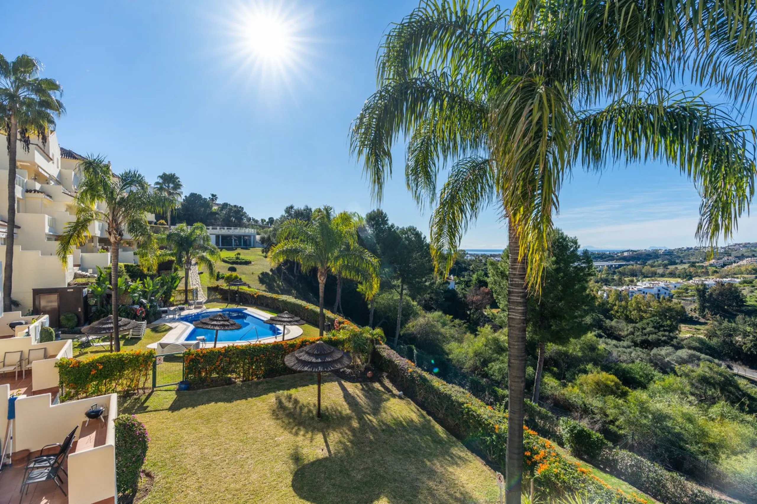 Discover this bright and elegant 3-bedroom, 2-bathroom apartment, located in the sought-after community of Ocean Pines, within Los Arqueros Golf & Country Club/Puerto los Almendras. Situated in a quiet and secure environment, the property enjoys an elevat