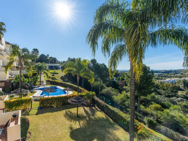 Discover this bright and elegant 3-bedroom, 2-bathroom apartment, located in the sought-after community of Ocean Pines, within Los Arqueros Golf & Country Club/Puerto los Almendras. Situated in a quiet and secure environment, the property enjoys an elevat