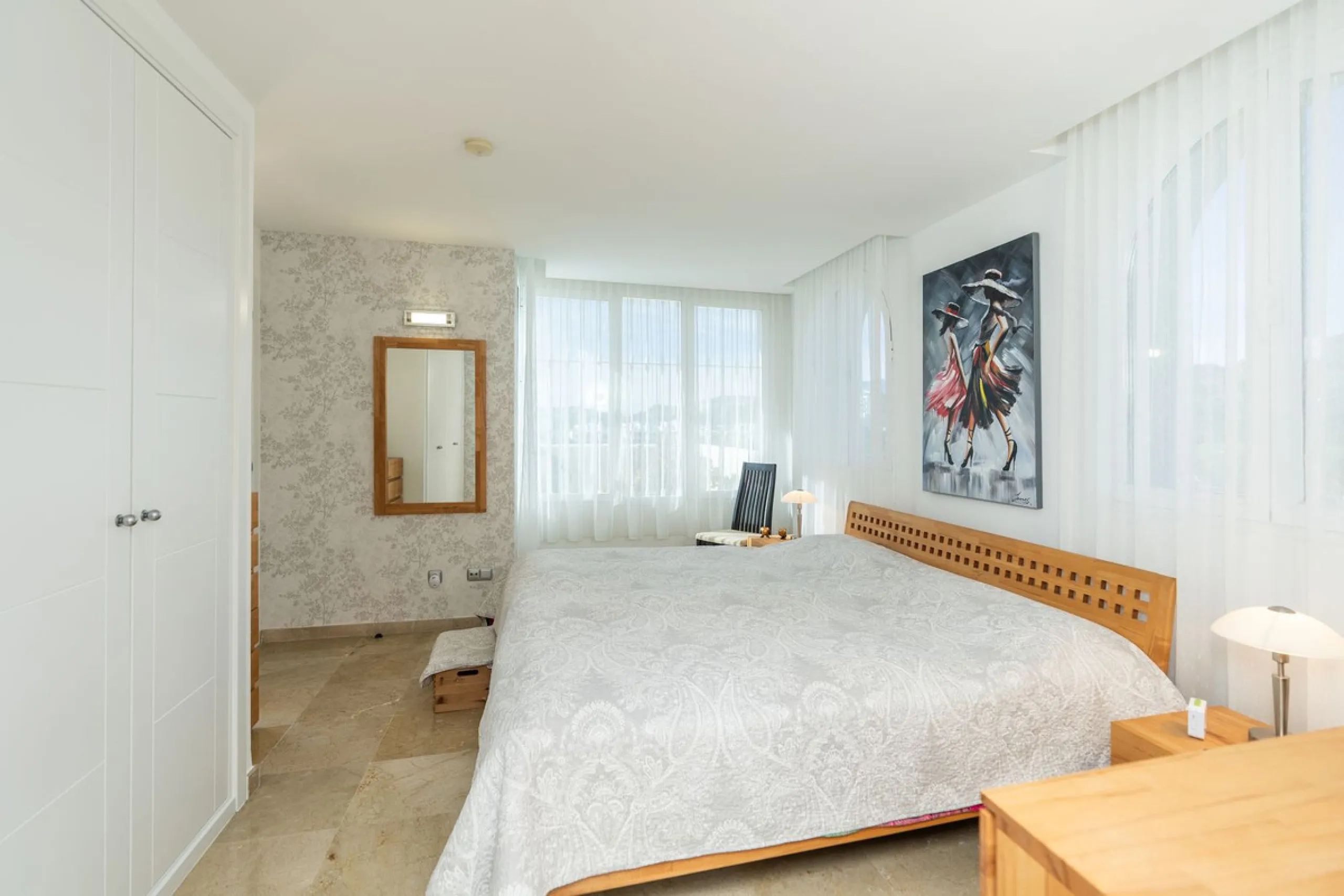 Discover this bright and elegant 3-bedroom, 2-bathroom apartment, located in the sought-after community of Ocean Pines, within Los Arqueros Golf & Country Club/Puerto los Almendras. Situated in a quiet and secure environment, the property enjoys an elevat