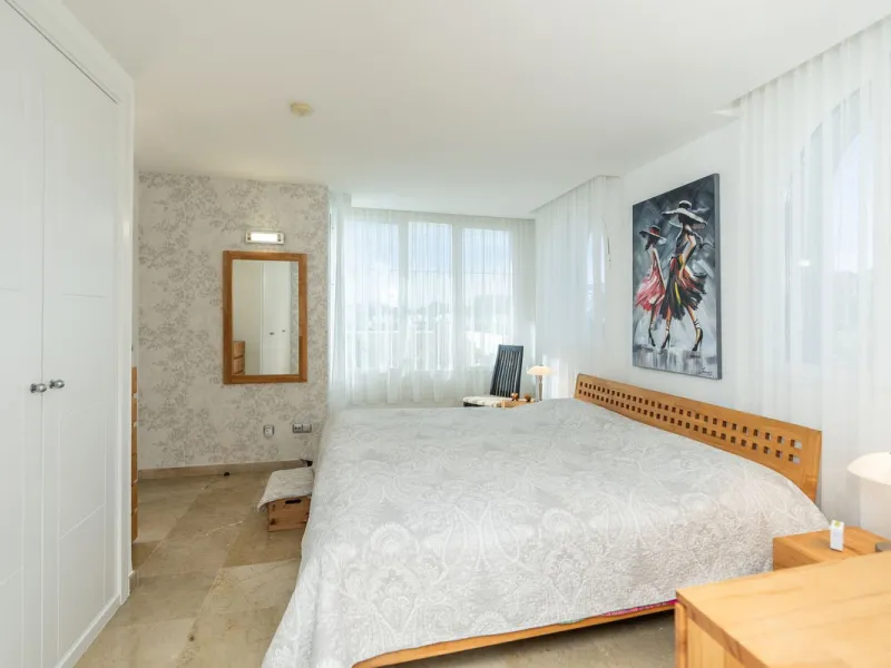 Discover this bright and elegant 3-bedroom, 2-bathroom apartment, located in the sought-after community of Ocean Pines, within Los Arqueros Golf & Country Club/Puerto los Almendras. Situated in a quiet and secure environment, the property enjoys an elevat