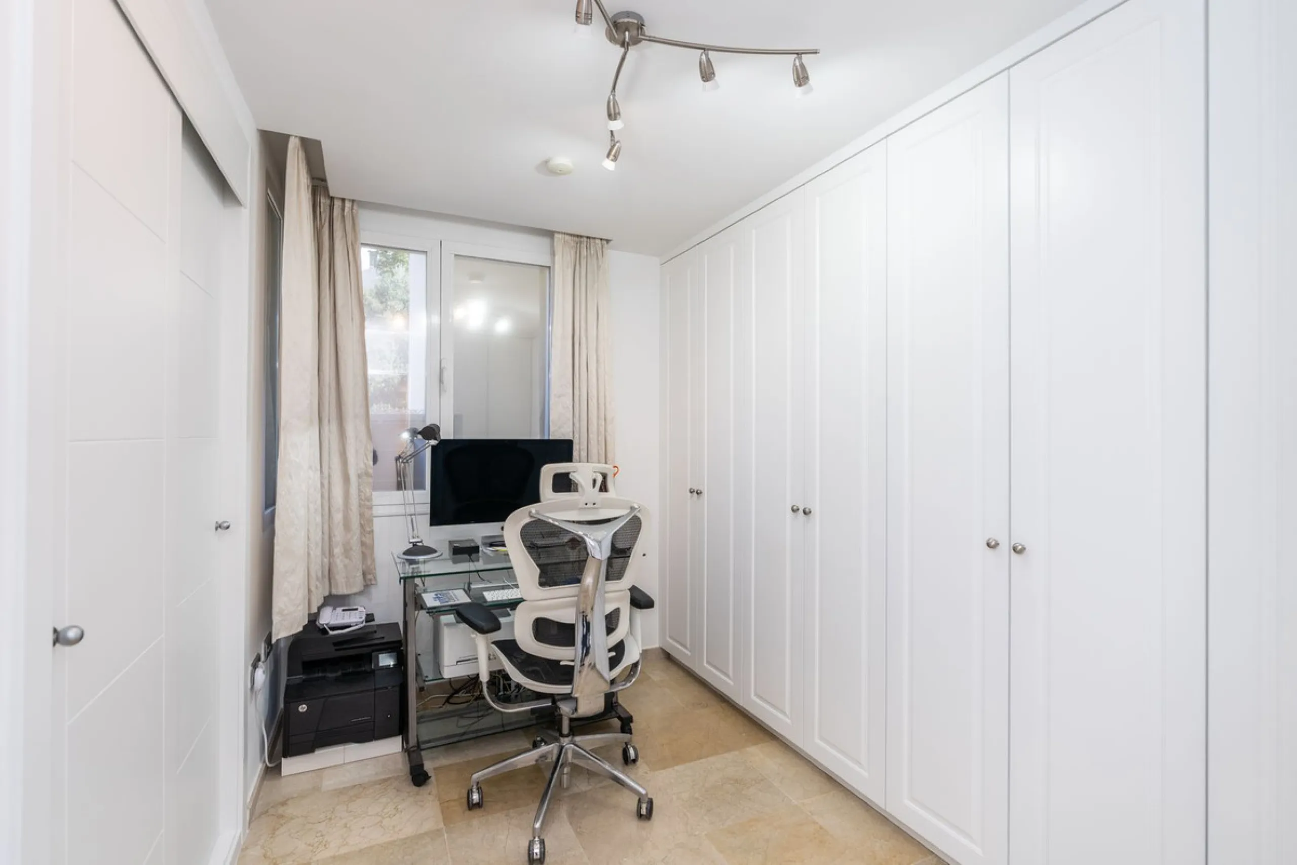 Discover this bright and elegant 3-bedroom, 2-bathroom apartment, located in the sought-after community of Ocean Pines, within Los Arqueros Golf & Country Club/Puerto los Almendras. Situated in a quiet and secure environment, the property enjoys an elevat