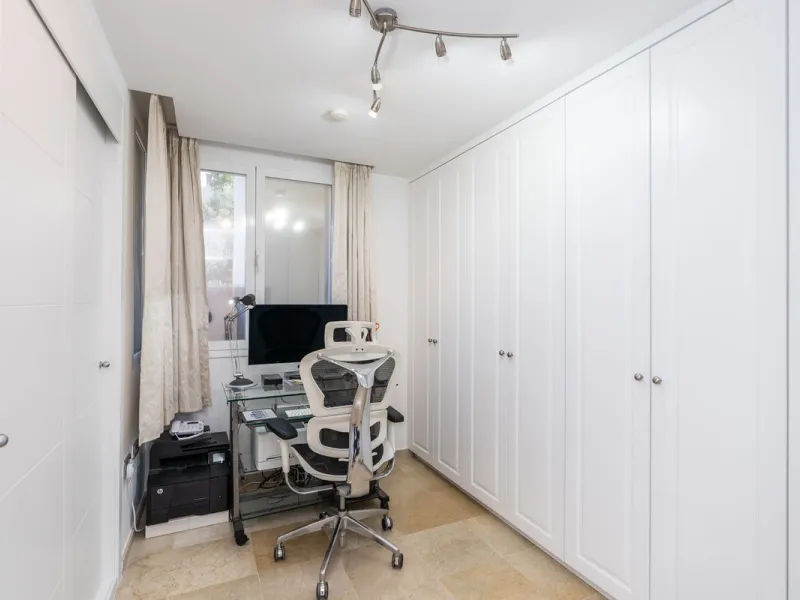Discover this bright and elegant 3-bedroom, 2-bathroom apartment, located in the sought-after community of Ocean Pines, within Los Arqueros Golf & Country Club/Puerto los Almendras. Situated in a quiet and secure environment, the property enjoys an elevat