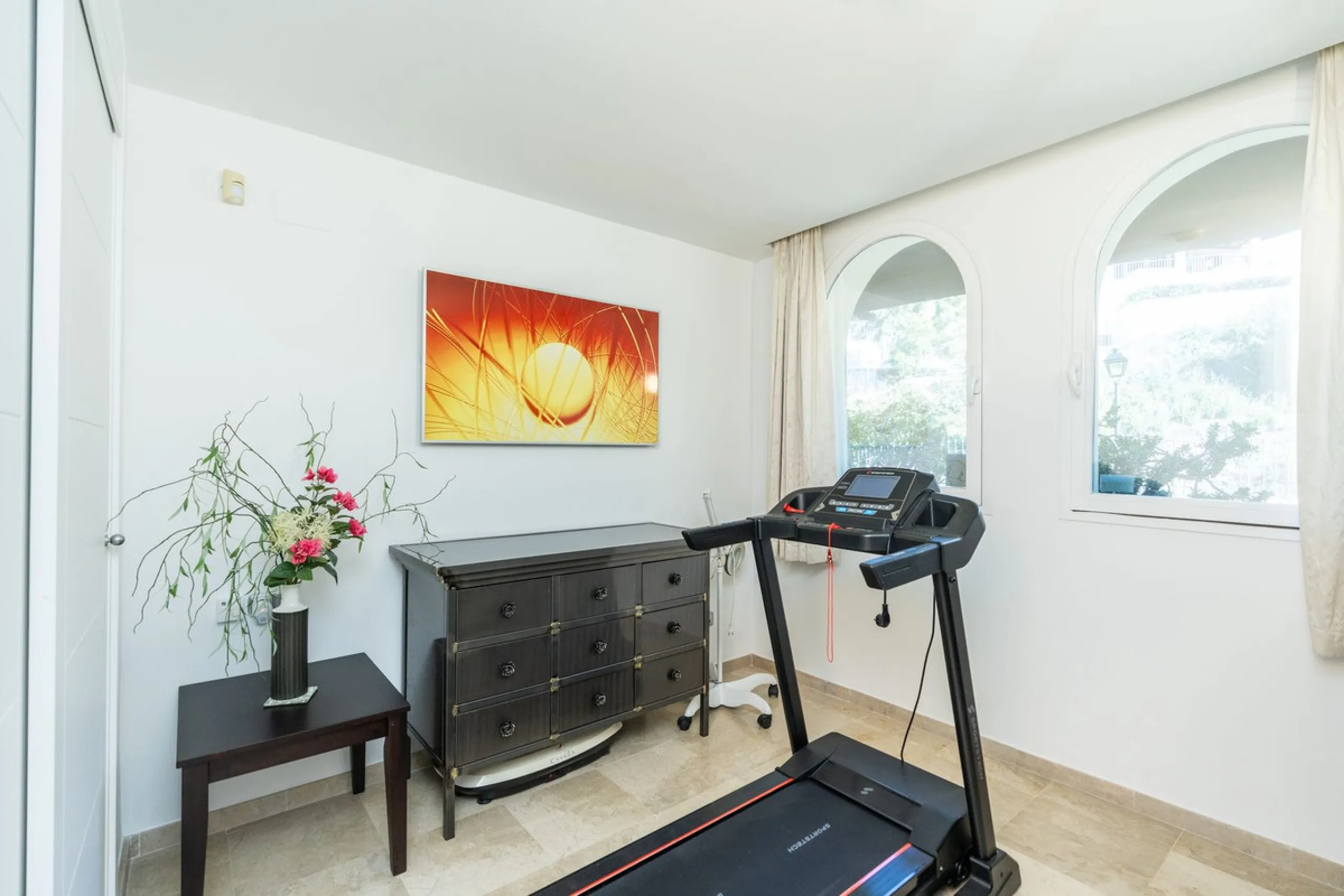 Discover this bright and elegant 3-bedroom, 2-bathroom apartment, located in the sought-after community of Ocean Pines, within Los Arqueros Golf & Country Club/Puerto los Almendras. Situated in a quiet and secure environment, the property enjoys an elevat