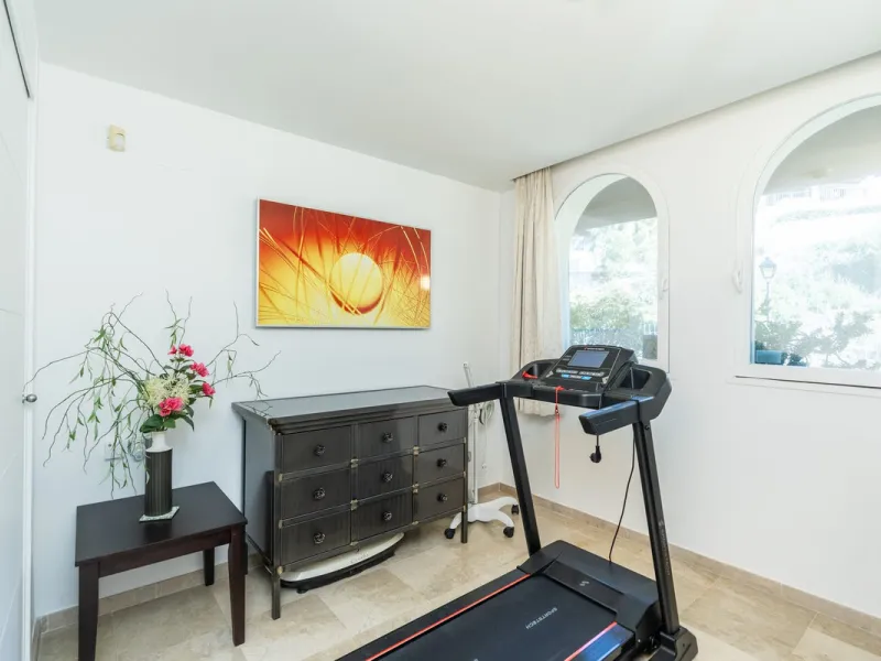 Discover this bright and elegant 3-bedroom, 2-bathroom apartment, located in the sought-after community of Ocean Pines, within Los Arqueros Golf & Country Club/Puerto los Almendras. Situated in a quiet and secure environment, the property enjoys an elevat