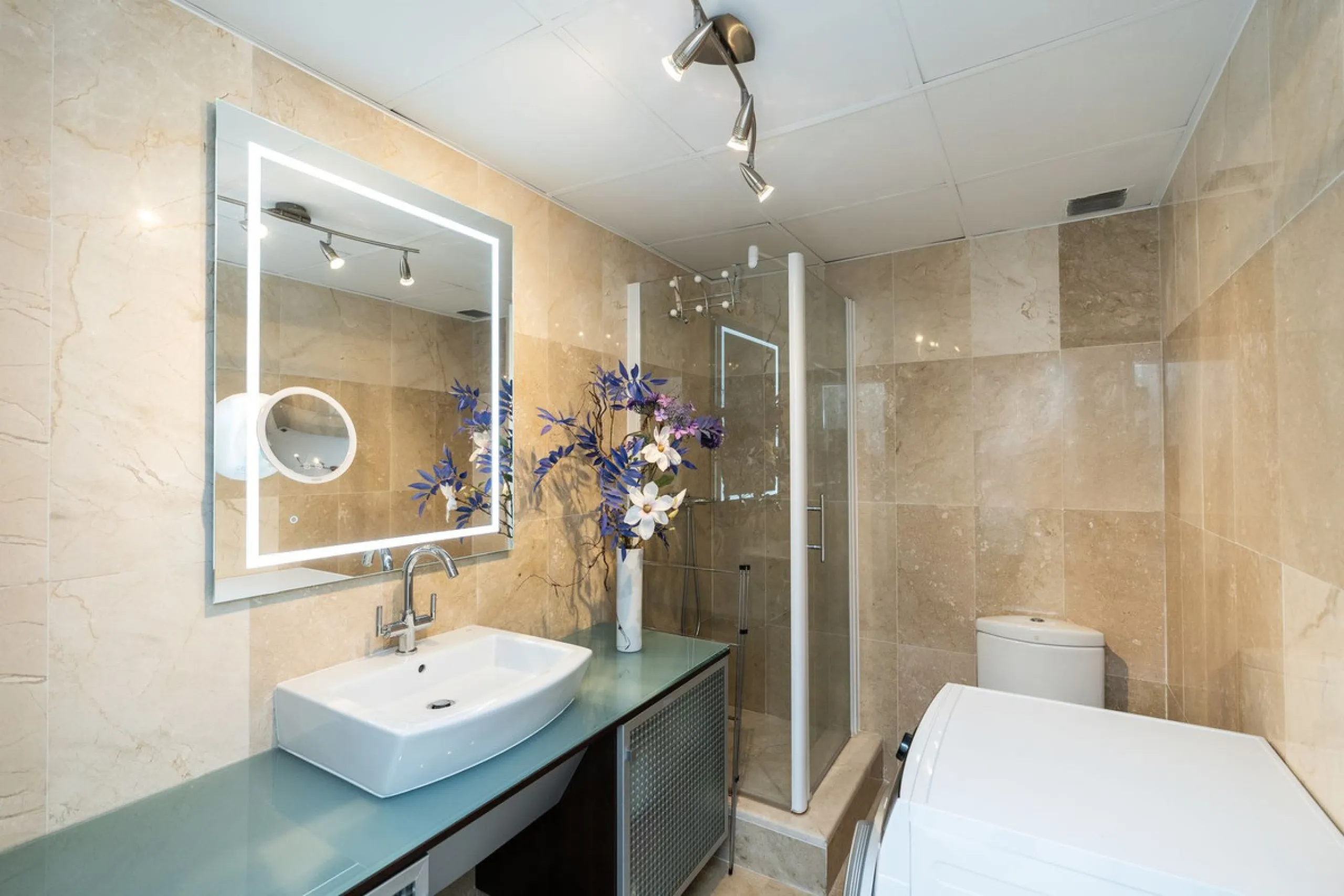 Discover this bright and elegant 3-bedroom, 2-bathroom apartment, located in the sought-after community of Ocean Pines, within Los Arqueros Golf & Country Club/Puerto los Almendras. Situated in a quiet and secure environment, the property enjoys an elevat