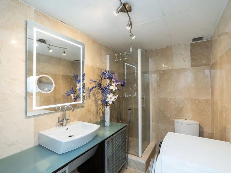 Discover this bright and elegant 3-bedroom, 2-bathroom apartment, located in the sought-after community of Ocean Pines, within Los Arqueros Golf & Country Club/Puerto los Almendras. Situated in a quiet and secure environment, the property enjoys an elevat