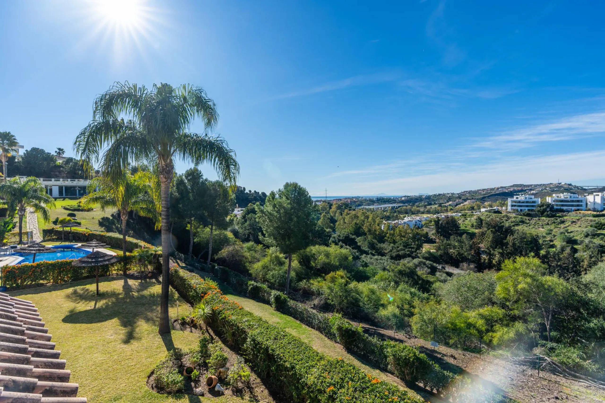 Discover this bright and elegant 3-bedroom, 2-bathroom apartment, located in the sought-after community of Ocean Pines, within Los Arqueros Golf & Country Club/Puerto los Almendras. Situated in a quiet and secure environment, the property enjoys an elevat