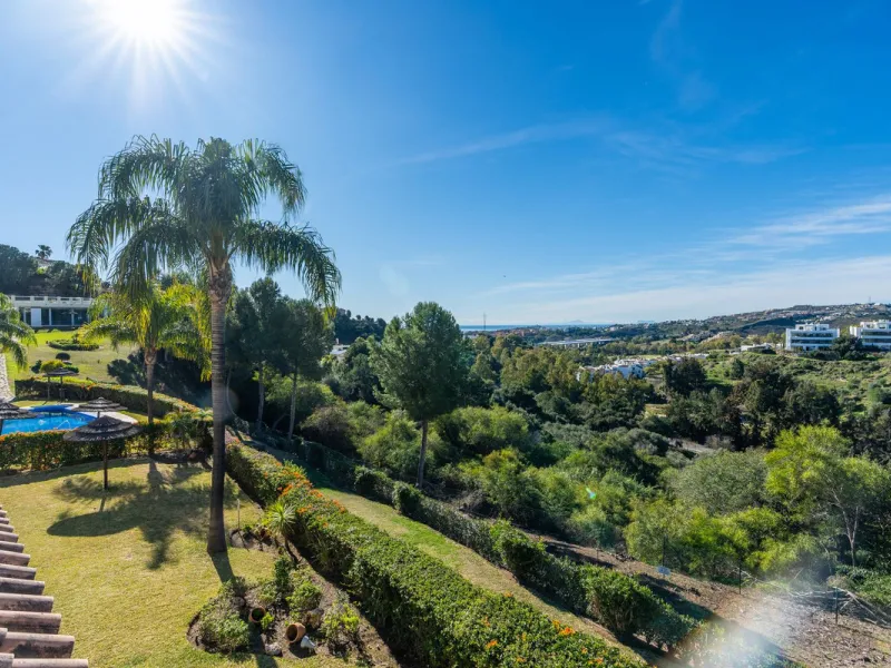 Discover this bright and elegant 3-bedroom, 2-bathroom apartment, located in the sought-after community of Ocean Pines, within Los Arqueros Golf & Country Club/Puerto los Almendras. Situated in a quiet and secure environment, the property enjoys an elevat