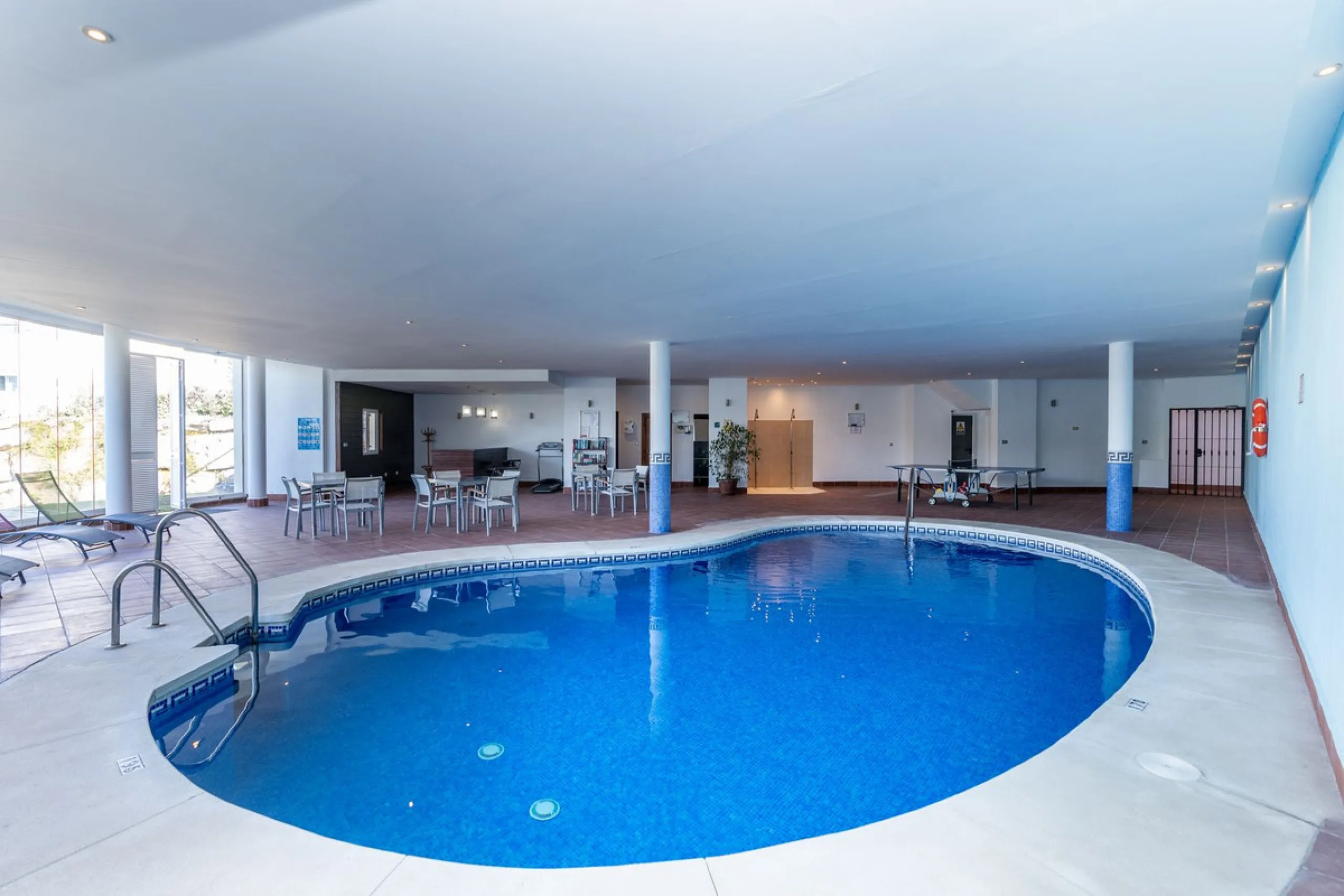 Discover this bright and elegant 3-bedroom, 2-bathroom apartment, located in the sought-after community of Ocean Pines, within Los Arqueros Golf & Country Club/Puerto los Almendras. Situated in a quiet and secure environment, the property enjoys an elevat