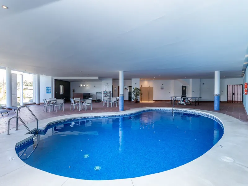 Discover this bright and elegant 3-bedroom, 2-bathroom apartment, located in the sought-after community of Ocean Pines, within Los Arqueros Golf & Country Club/Puerto los Almendras. Situated in a quiet and secure environment, the property enjoys an elevat