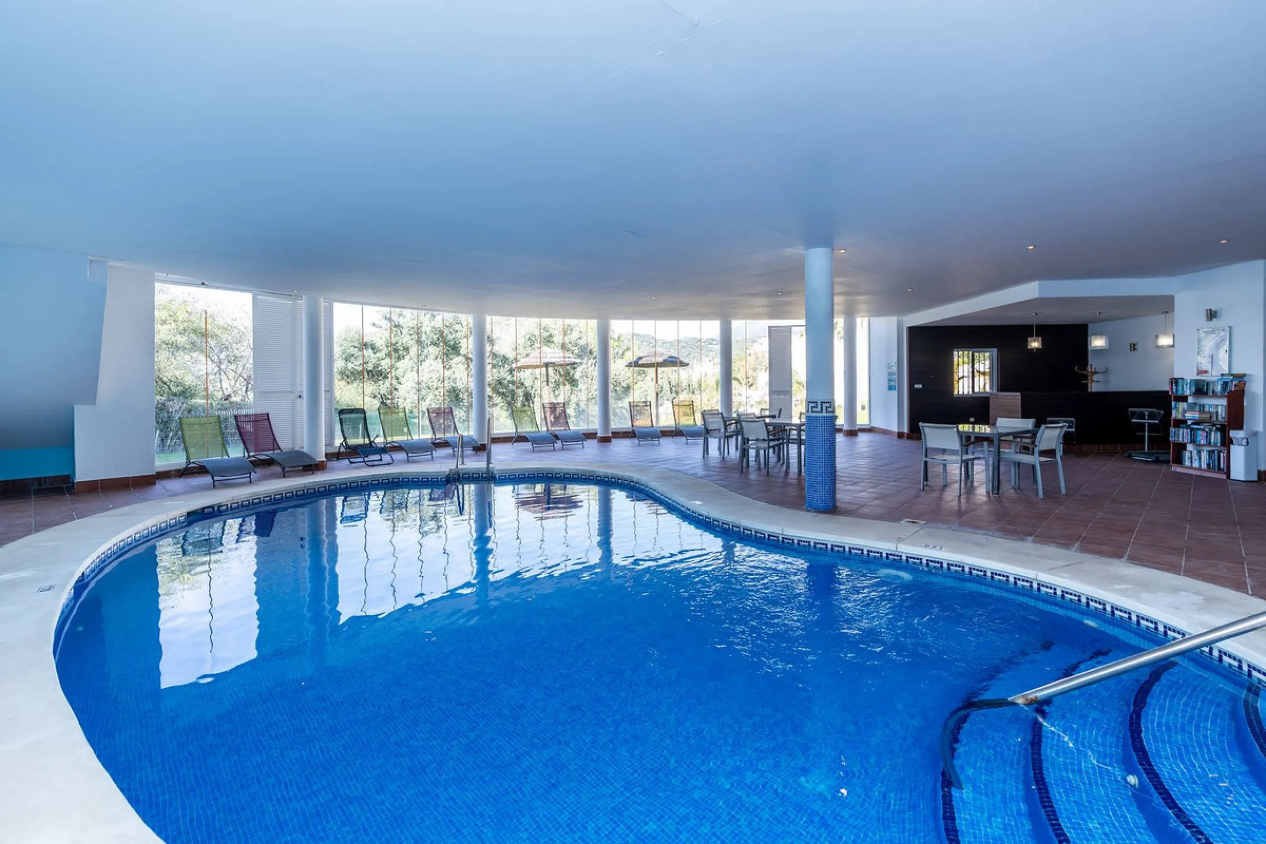 Discover this bright and elegant 3-bedroom, 2-bathroom apartment, located in the sought-after community of Ocean Pines, within Los Arqueros Golf & Country Club/Puerto los Almendras. Situated in a quiet and secure environment, the property enjoys an elevat